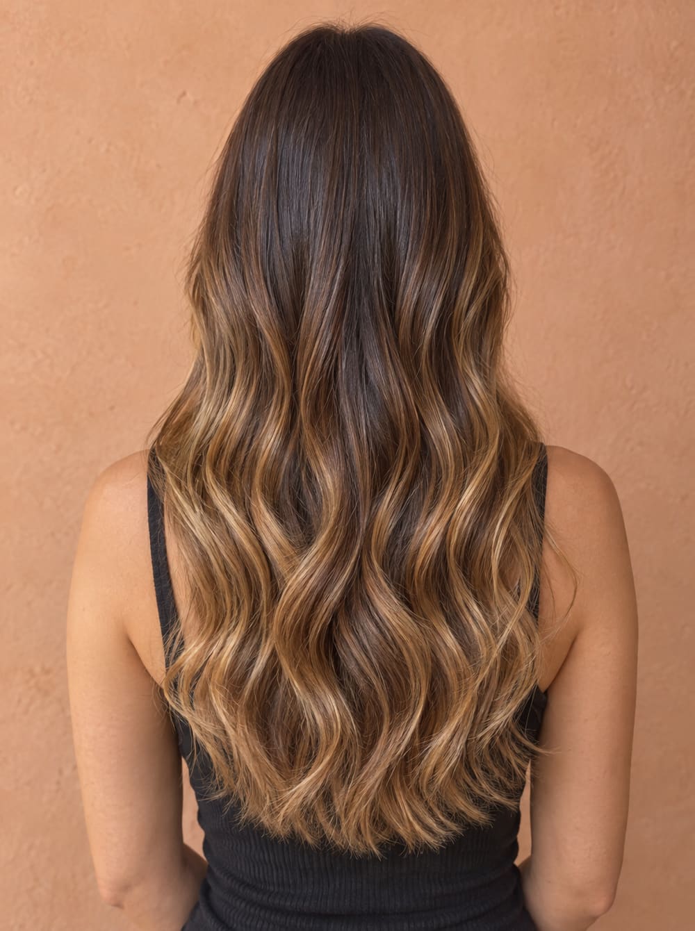 Después: balayage miel con ondas y brillo